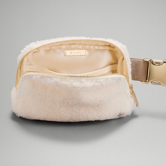 NWT Lululemon Everywhere fleece belt bag - Picture 4 of 6